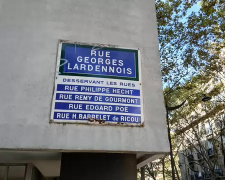 048 Ancien panneau de rue