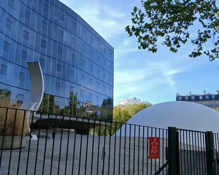 049 Le siège du Parti Communiste Français (1971, architecte Oscar Niemeyer) vu de la rue Mathurin Moreau. Ce bâtiment, classé monument historique, abrite également...