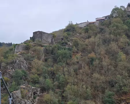007 Tout en-haut le hameau d'Hautpoul.