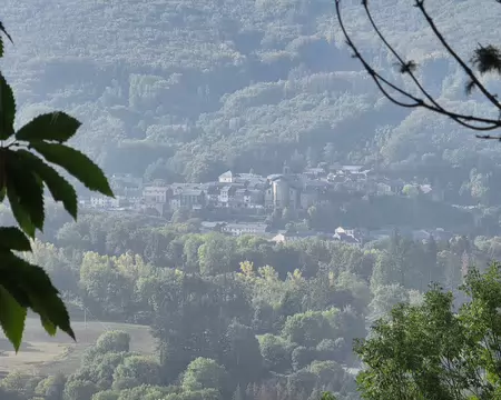 009 Zoom sur La Salvetat depuis le sentier du tour de la Lauze.