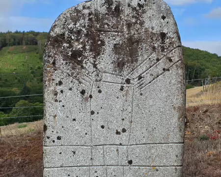 012 Copie de la Statue-Menhir de Couffignet. Découverte en 2004 lors d'un labour, cette figure masculine taillée dans un bloc de granite grège mesure 2,30m de haut.