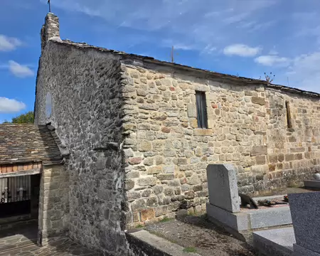 015 Chapelle Saint-Étienne de Cavall. Petit édifice roman. Comme très souvent, fermée.