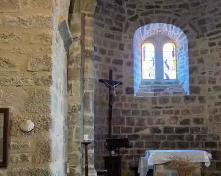 016 Intérieur vu par une petite fenêtre.