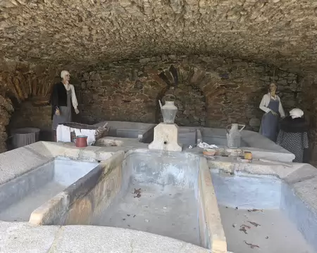 038 Bassins du lavoir, installés au XIXe siècle sous les voûtes du XVIe siècle, (photo du 31 mars 2026).