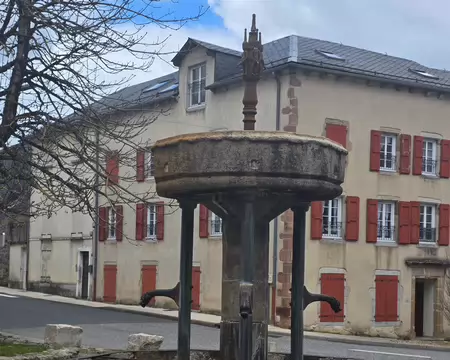 041 Symbole de Lacaune, la Fontaine des Pisseurs intrigue par ses quatre personnages en bronze. Elle a vu le jour au XVIe siècle, (photo du 31 mars 2026).