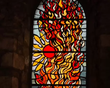 044 L'église de Lacaune dévoile ses vitraux lumineux.