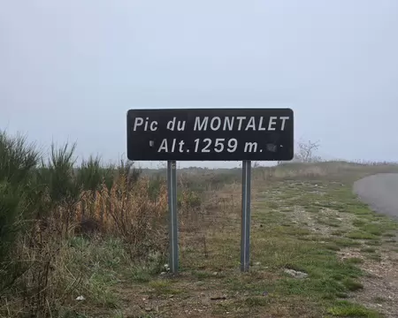 051 En réalité, d'après la carte IGN, le parking situé auprès du panneau est à 1206m et le pic de Montalet est bien à 1259M d'altitude.