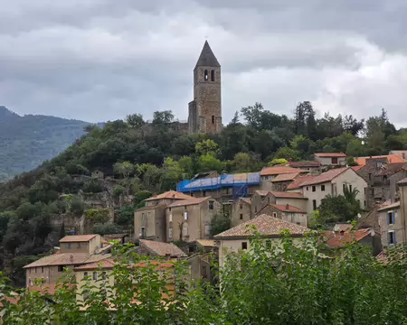 056 Accrochée à un piton rocheux, dans un étroit méandre du Jaur, Olargues est une cité médiévale du Haut-Languedoc.