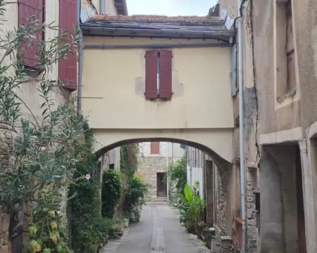 057 Typique par ses ruelles étroites, elle est dominée par son castrum du XIIe siècle.