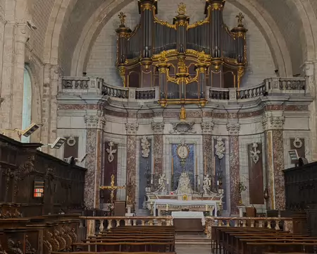 065 Le chœur et son décor en marbres de Caunes-en-Minervois (rouge) et d'Italie. Buffet d'orgue de 1772.