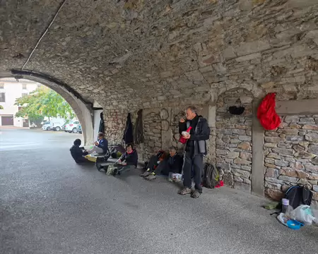 066 Pique-nique sous un petit tunnel près de la mairie nous protégeant de la pluie.