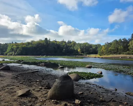 071 Lac du Merle. Il fut construit en 1875 sur la demande de Jean-Louis Combes, riche industriel, pour agrémenter son domaine. Début de la randonnée dans le massif...