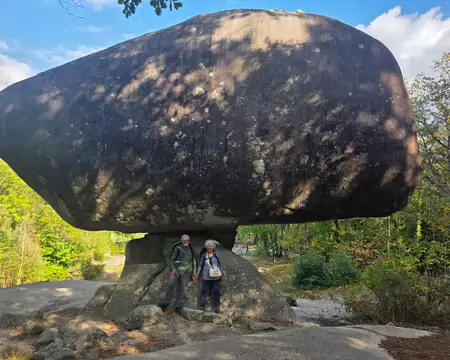076 Ce bloc de 800 tonnes est l'un des plus gros du Sidobre. Il tient sur un socle de deux mètres carrés.