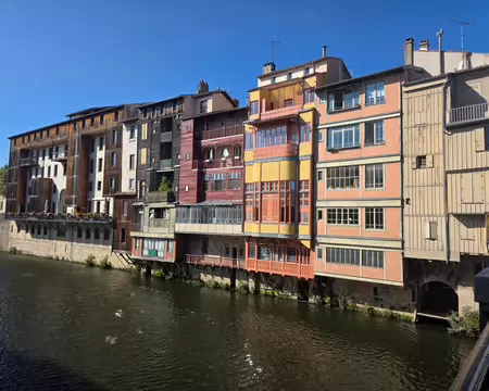 095 Atypiques, poétiques et éternelles, les maisons sur l’Agout offrent à la ville de Castres un décor de carte postale. Autrefois ateliers de tanneurs, de...