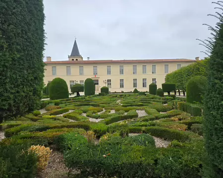 097 La richesse du jardin de l'Évêché vient de ses jeux de perspectives multiples.