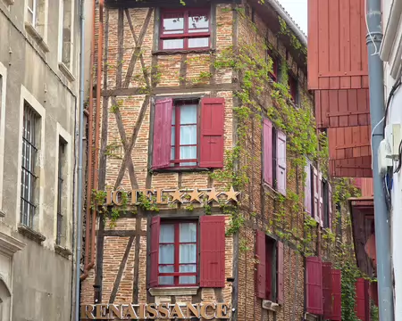 101 Installé dans une demeure à colombages du XVIIᵉ siècle, l’hôtel allie cachet historique et confort moderne. Ancienne résidence du grand-père de Jean Jaurès, ce...