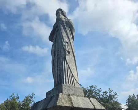 103 Vierge Notre-Dame d'Hautpoul réalisée par le sculpteur Alos en pierre de lens (carrière de Lens dans le Gard) et inaugurée en 1949. Du haut de ses 4,50m, elle...