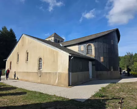 106 Église Saint-Pierre des Plots dont la particularité est d'avoir certains murs recouverts d'ardoises.