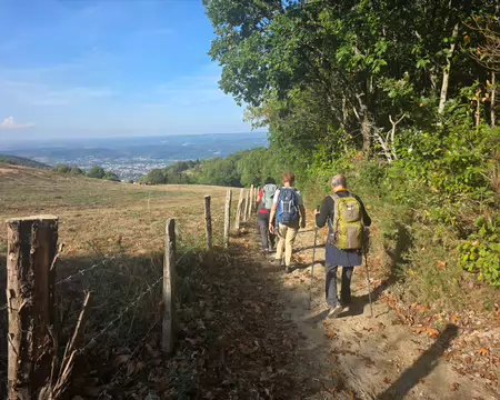 107 Descente vers Hautpoul par le GR7. Au loin Mazamet.