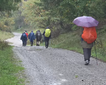 115 Départ sous la pluie pour le tour du lac de Vézoles qui fait 6,2 km. Sentier très facile.