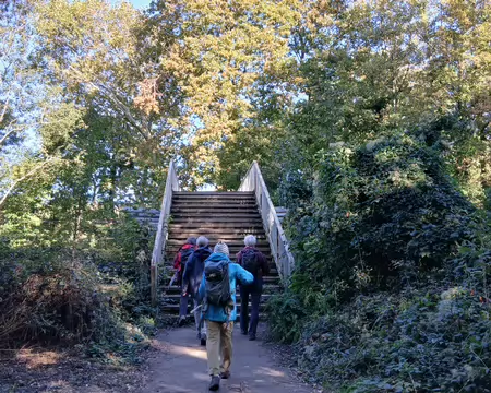010 Passerelle au-dessus de la voie ferrée (ligne Saint-Cloud – Saint-Nom-la-Bretèche)