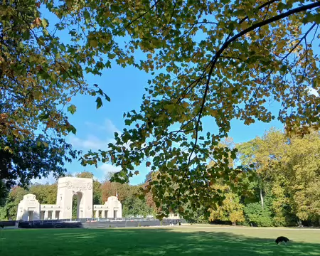 017 Le Mémorial de l’Escadrille Lafayette inauguré le 4 juillet 1928 au cœur du domaine national de Saint-Cloud, sur la commune de Marnes-la-Coquette