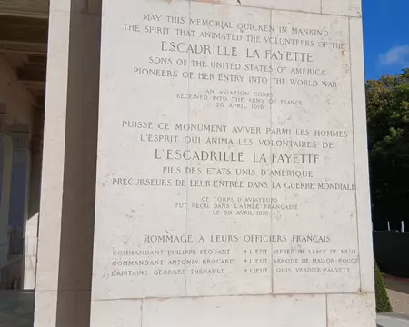 020 Mention commémorative dans la partie basse de l’arche
