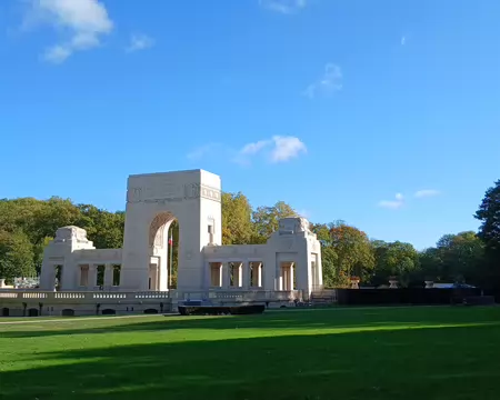 023 La crypte abrite les sarcophages des 68 pilotes américains morts pendant cette guerre