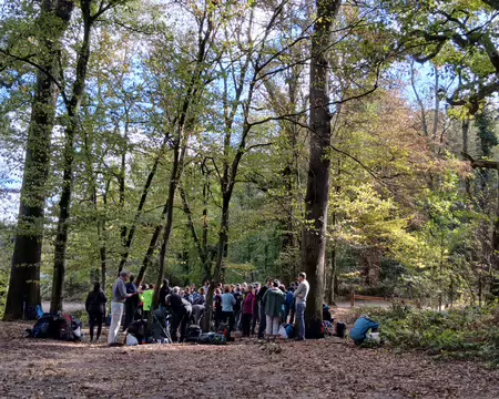 029 Rassemblement des groupes de randonneurs pour le pique-nique près du Chêne de Louis XIV, sur les hauteurs du Pré Saint-Jean