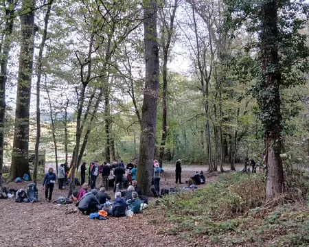 032 Coralie offre aux participants des petits gâteaux à la farine de châtaignes qu’elle a spécialement confectionnés pour le Rendez-vous d’automne