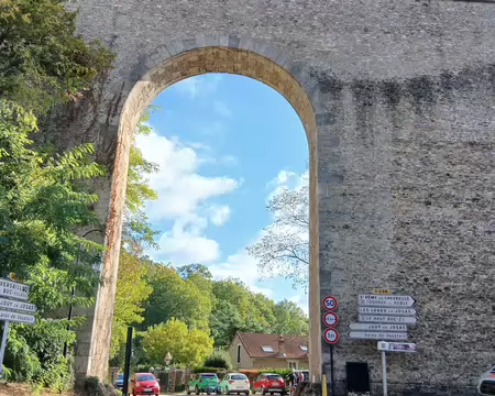 021 L’aqueduc de Buc, classé monument historique, enjambe la vallée de la Bièvre (et la route de Jouy)