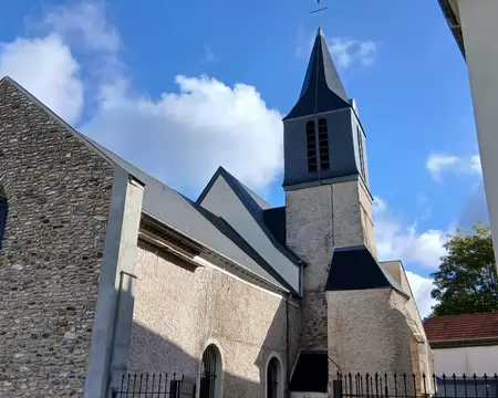 027 L’église Saint Jean-Baptiste vue de la rue des Frères Robin (Buc)