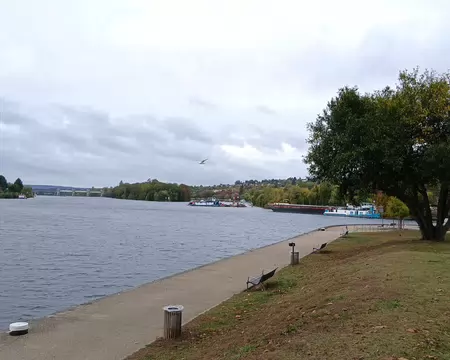 002 Le confluent de la Seine (à gauche) et de l’Oise
