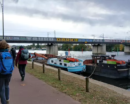 004 Demi-tour et départ pour une randonnée de 19 km jusqu’à Poissy par la forêt domaniale de Saint-Germain. Le pont Jarny (pont ferroviaire) sur la Seine vu du...