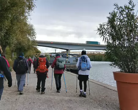 005 Le pont de Conflans (pont routier) et la passerelle Saint-Nicolas sur la Seine