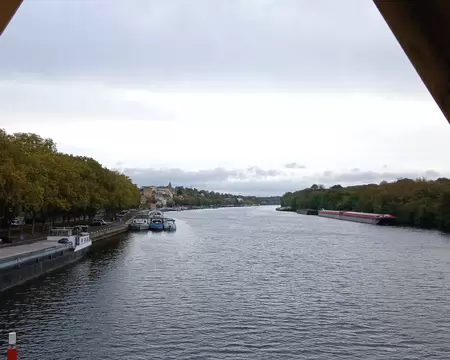 007 Le vieux village perché de Conflans-Sainte-Honorine vu de la passerelle Saint-Nicolas