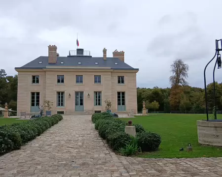 015 Le Pavillon royal de la Muette (1775), ancien relais de chasse de Louis XV (architecte A-J. Gabriel). Ce monument historique, propriété privée, a été...