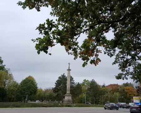 019 La Croix de Noailles, croix de chemin du XVIIIème siècle (1751), a été érigée par le maréchal de Noailles. Aujourd’hui au centre d’un carrefour routier