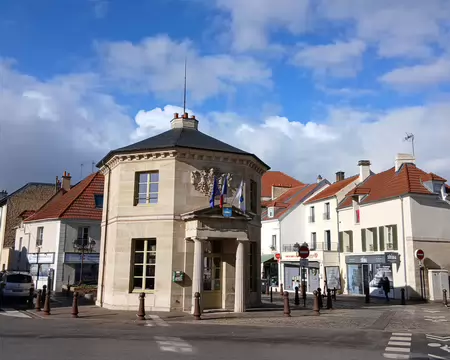 030 Le Pavillon de l’octroi à Poissy (début XIXème siècle). Octogonal, de style néoclassique, œuvre de l’architecte A. Goy