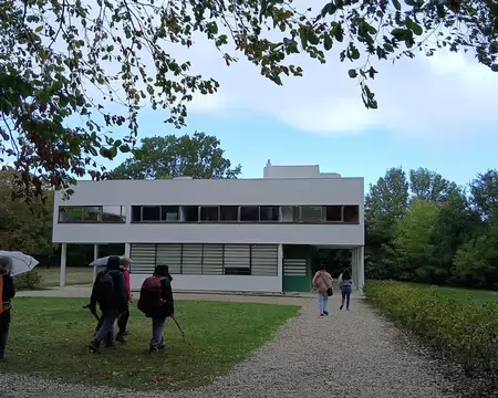 032 Arrivée à la Villa Savoye sur les hauteurs de Poissy. Villa de week-end construite de 1928 à 1931 par l’architecte Le Corbusier, classée monument historique