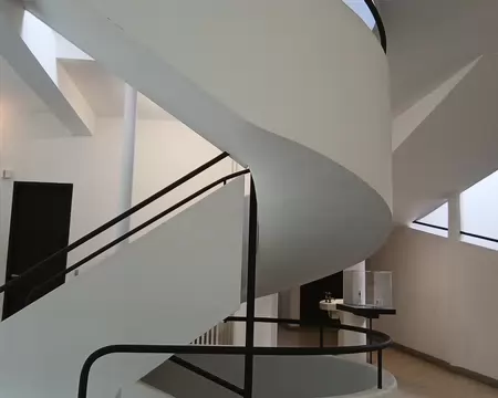 033 A l’intérieur, sobriété et fonctionnalité. Ici, l’escalier hélicoïdal et la rampe d’accès au premier étage de la villa