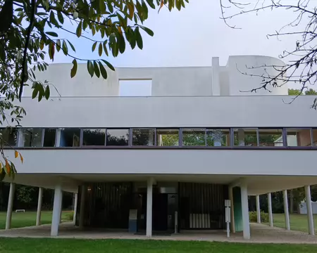 034 La façade côté Seine. La Villa Savoye illustre la théorie des cinq points d’une architecture moderne (1927), à savoir : …