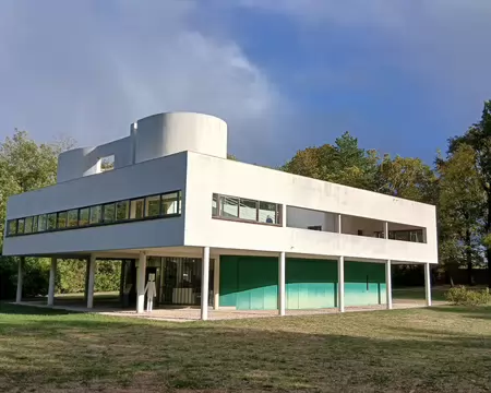 035 …les pilotis, le toit-jardin, le plan libre, les fenêtres en bandeau, et la façade libre