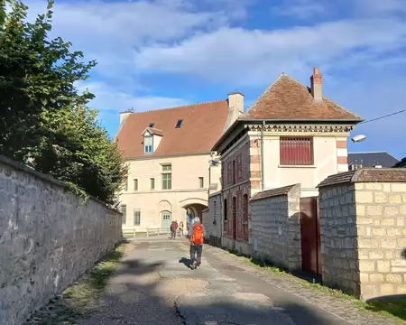 041 L’autre vestige du prieuré Saint-Louis est la porterie fortifiée (entrée). Elle abrite le musée du Jouet depuis 1976