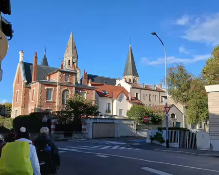 042 Vue sur les deux clochers romans de la collégiale Notre Dame de Poissy depuis la rue Meissonnier