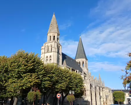 043 La collégiale Notre Dame (XIIème siècle), largement restaurée au XIXème siècle, classée monument historique en 1841