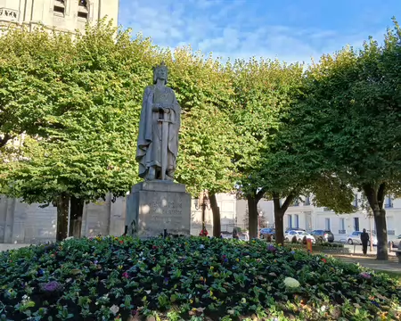 044 Saint Louis, petit-fils de Philippe Auguste, est né à Poissy en 1214. Roi de France de 1226 à 1270 sous le nom de Louis IX