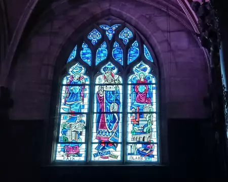 049 Saint Louis protège la cité de Poissy. A gauche, le blason de la collégiale, à droite le blason de la ville, la Seine, et le vieux pont (vitraux de 1940-1950)
