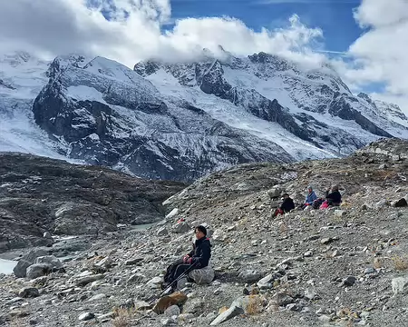 20251022_122327-01 Toute une série de glaciers coulent des 4000 du massif.