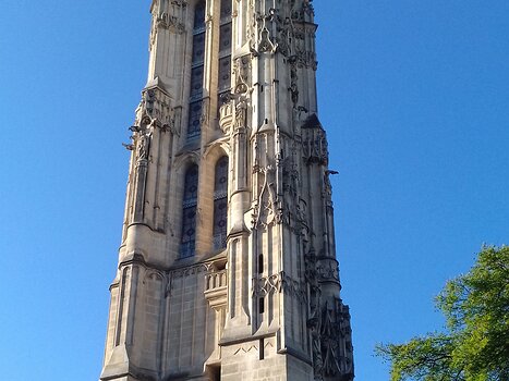 2021-04 Paris (tour Saint-Jacques) Jocelyne D, détail sortie